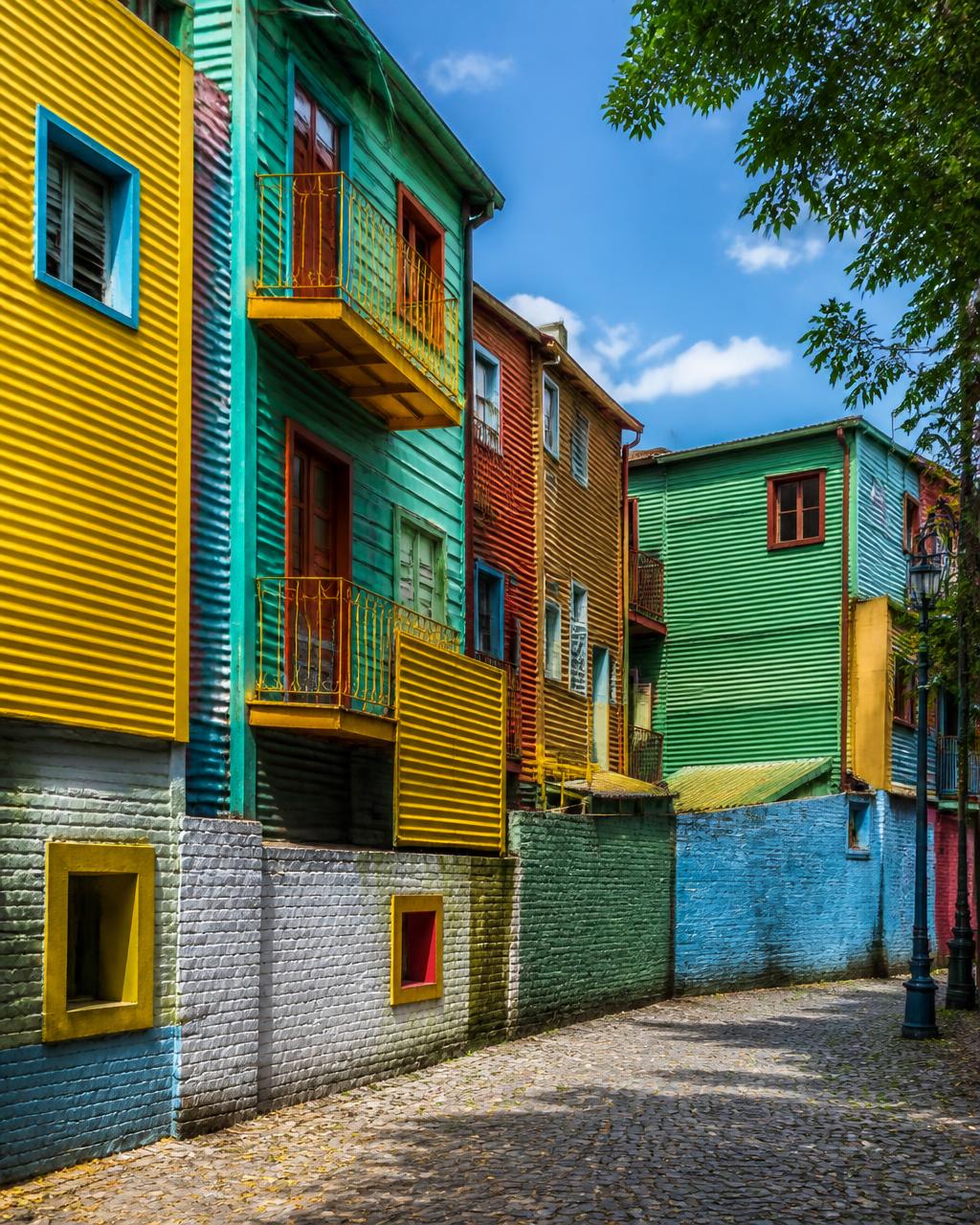 Turistas caminhando entre as casas coloridas do Caminito