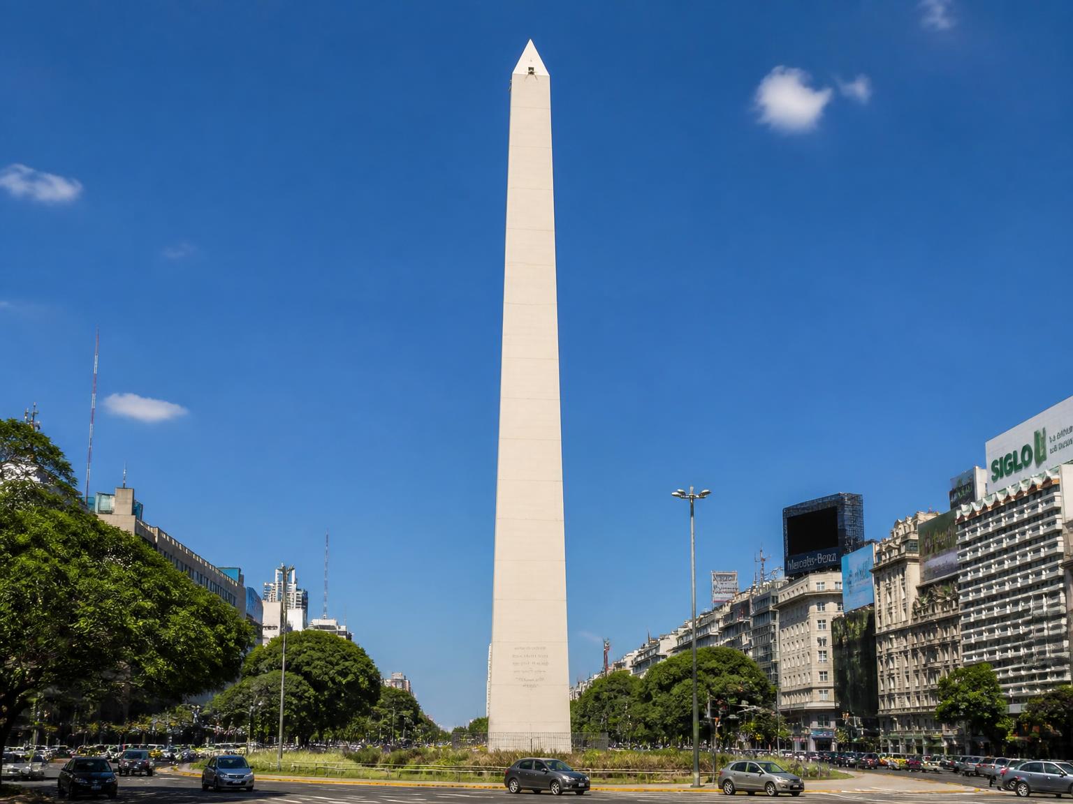 Obelisco de Buenos Aires com jacarandás floridos