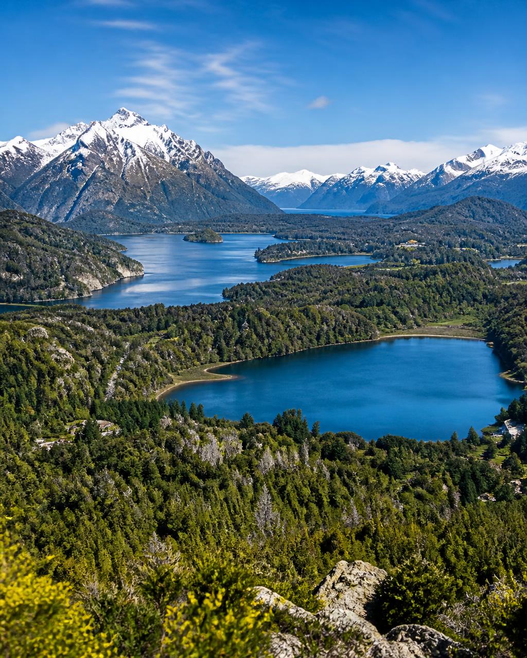 Casal num mirante diante do lago turquesa de Bariloche